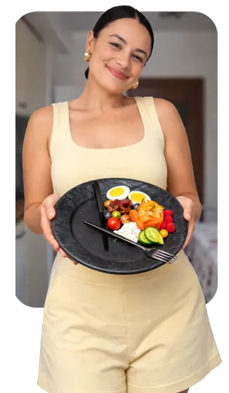 Mujer presentando un plato para el ayuno intermitente